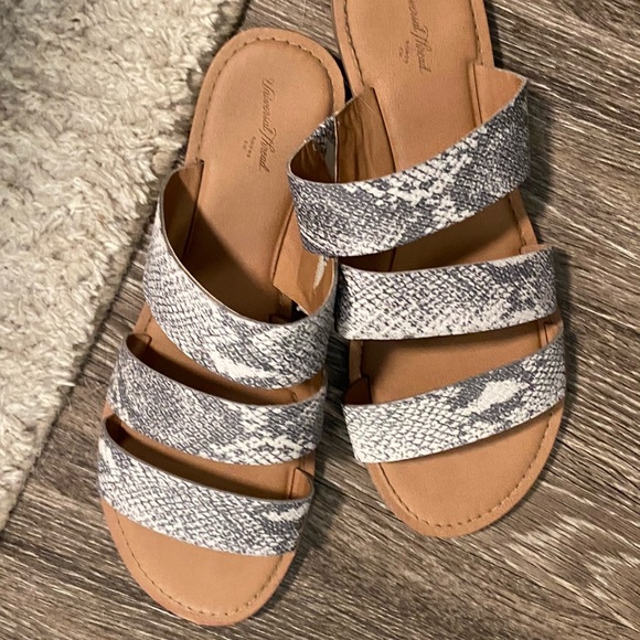 Two pairs of sandals - Picture 1 of 4